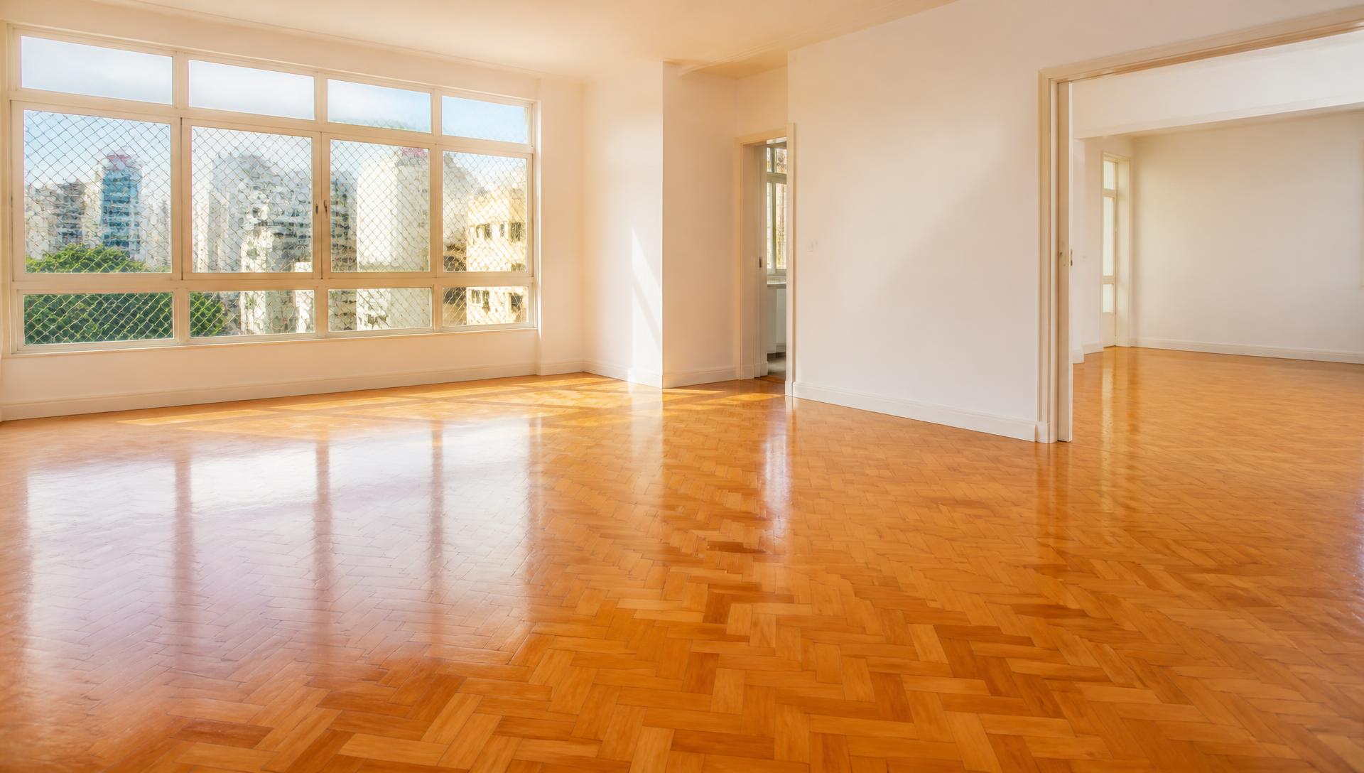 Sala ampla com piso de madeira em espinha restaurado e brilhante